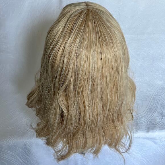 Short natural golden blonde wavy wig with wispy bangs cosplay costume daily wear - Picture 3 of 7